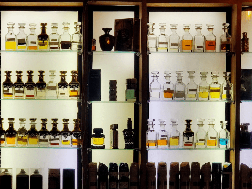Prateleiras com várias opções de frascos de perfume