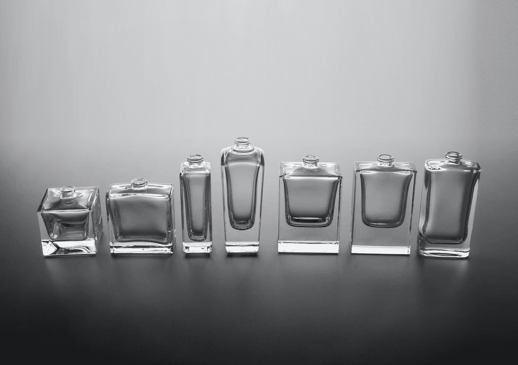 Fotografia de frascos de perfume vazios em uma prateleira.