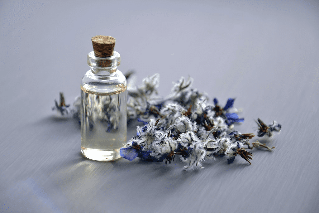Foto em foco seletivo de frasco de perfume com tampa de cortiça.