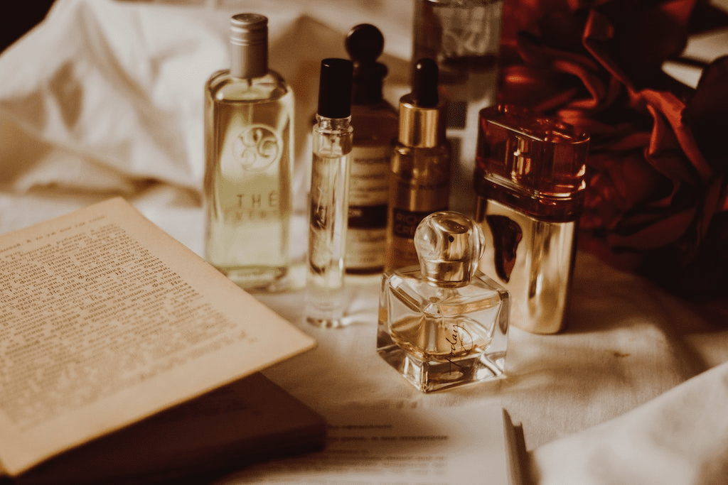 Frascos de perfumes sobre uma mesa.