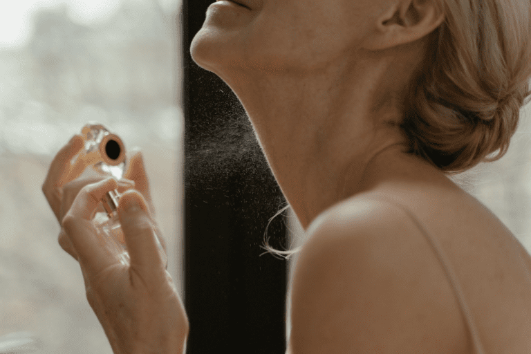 Mulher borrifando aroma agradável de desodorante colônia.